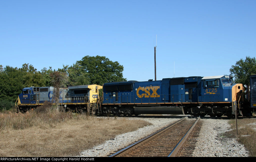 CSX 9035 & 4725 lead train Q484 northbound